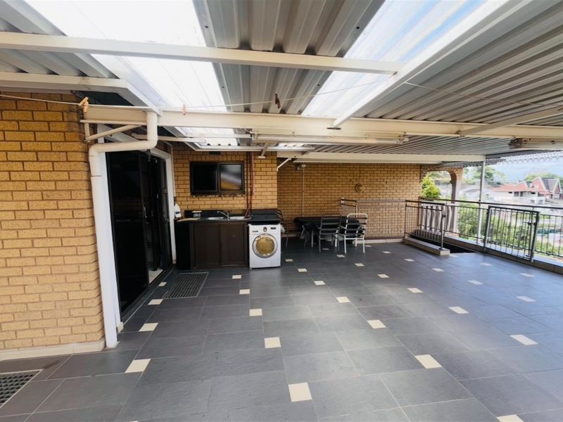 3 bed, 3bathroom, 2 outbuildings R10 000 income - Photo 7