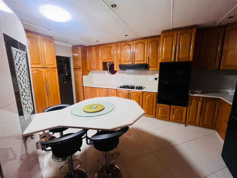 3 bed, 3bathroom, 2 outbuildings R10 000 income - Photo 10