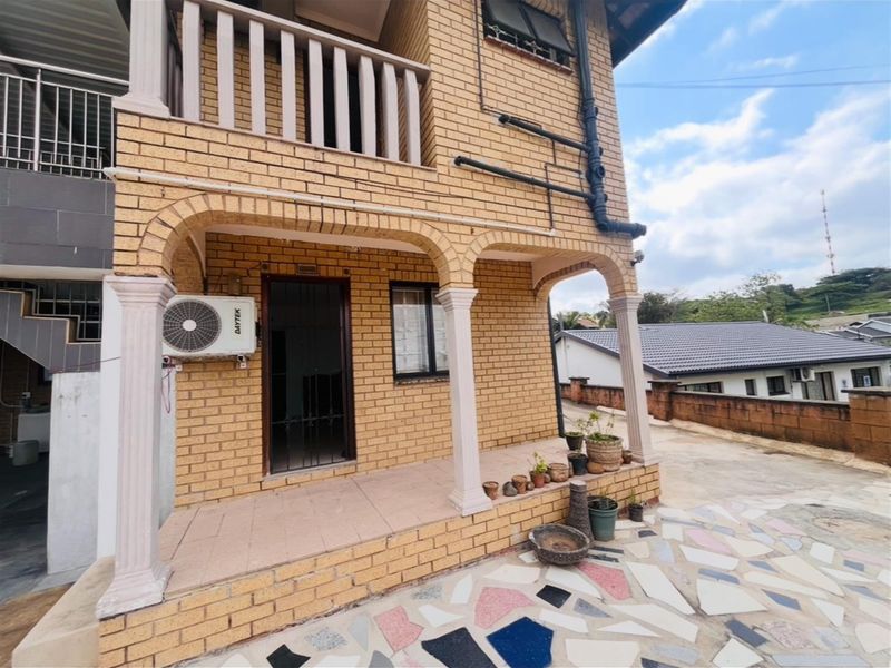 3 bed, 3bathroom, 2 outbuildings R10 000 income - Photo 6