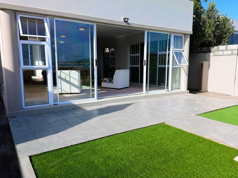 Exquisite beachfront home in Langebaan - Photo 4