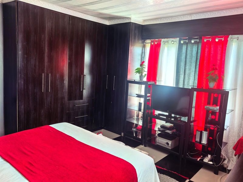 A Bold, Beautiful And Functional 3 Bedroom Home in Osizweni B - Photo 10