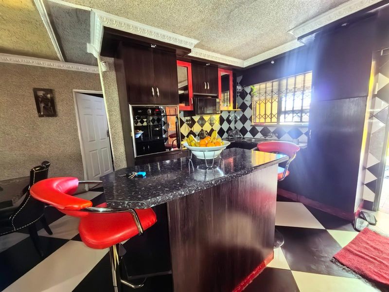 A Bold, Beautiful And Functional 3 Bedroom Home in Osizweni B - Photo 8