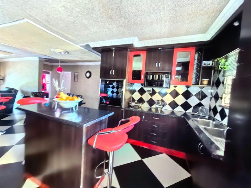 A Bold, Beautiful And Functional 3 Bedroom Home in Osizweni B - Photo 7