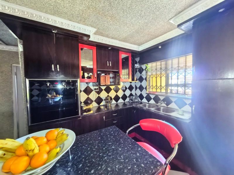 A Bold, Beautiful And Functional 3 Bedroom Home in Osizweni B - Photo 6