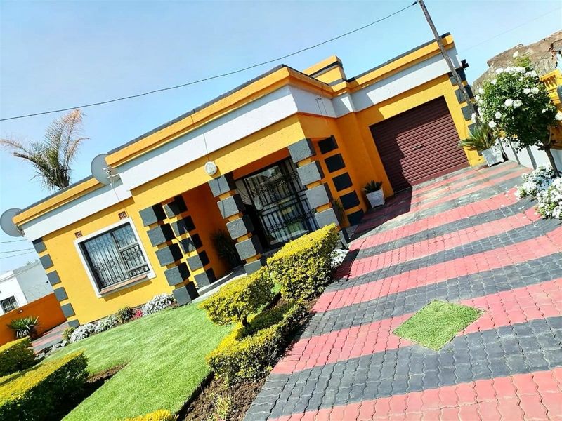 A Bold, Beautiful And Functional 3 Bedroom Home in Osizweni B - Photo 2