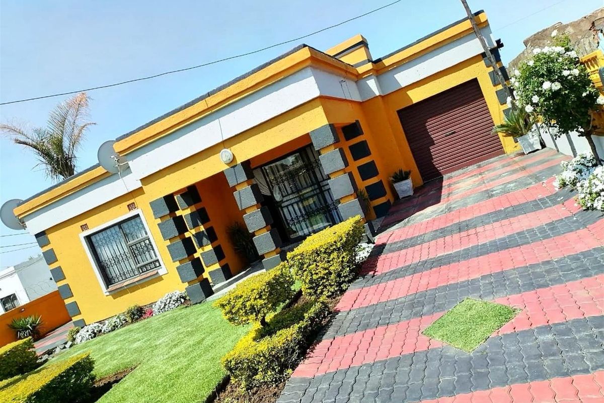 A Bold, Beautiful And Functional 3 Bedroom Home in Osizweni B - Photo 2