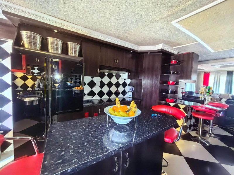 A Bold, Beautiful And Functional 3 Bedroom Home in Osizweni B - Photo 5