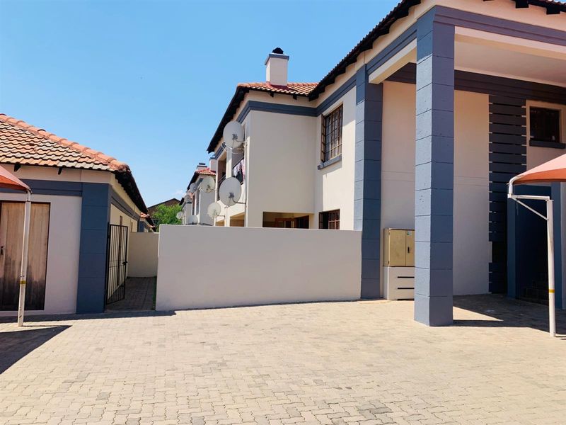 2 Bedroom Ground-floor Apartment For Sale in Heatherview, Akasia - Photo 2