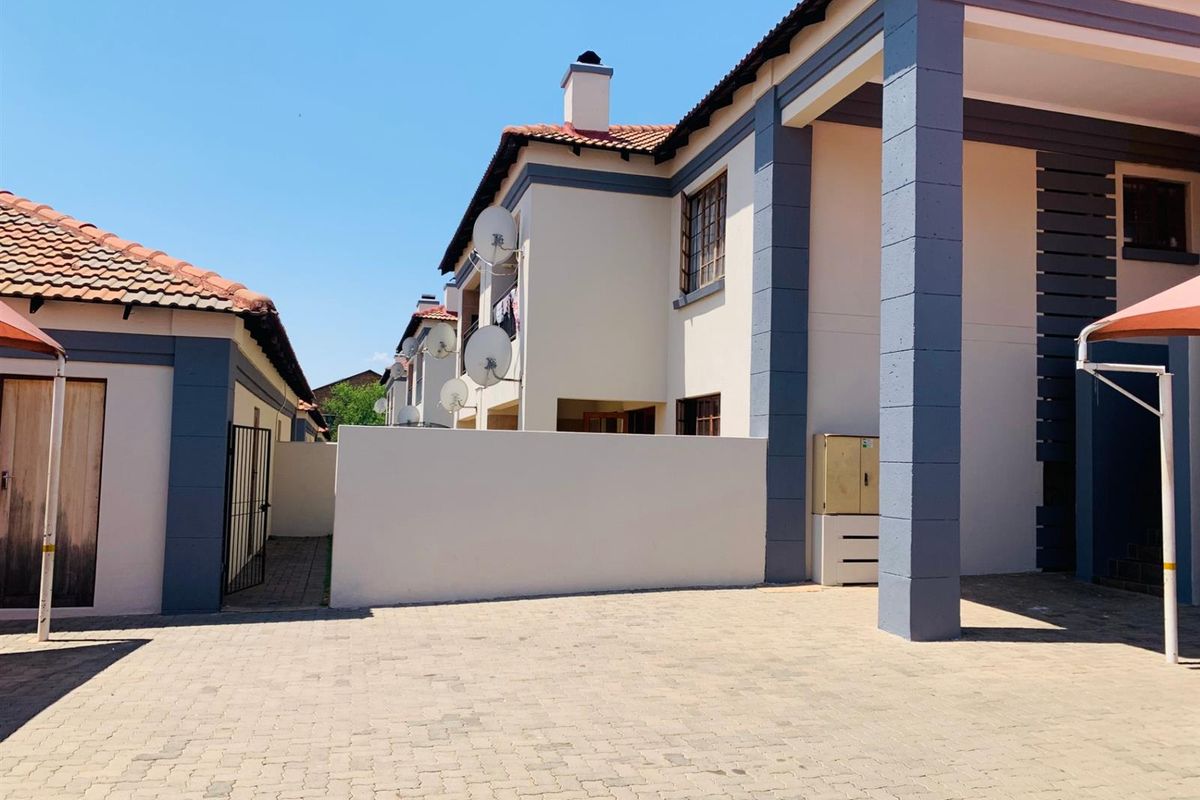 2 Bedroom Ground-floor Apartment For Sale in Heatherview, Akasia - Photo 2