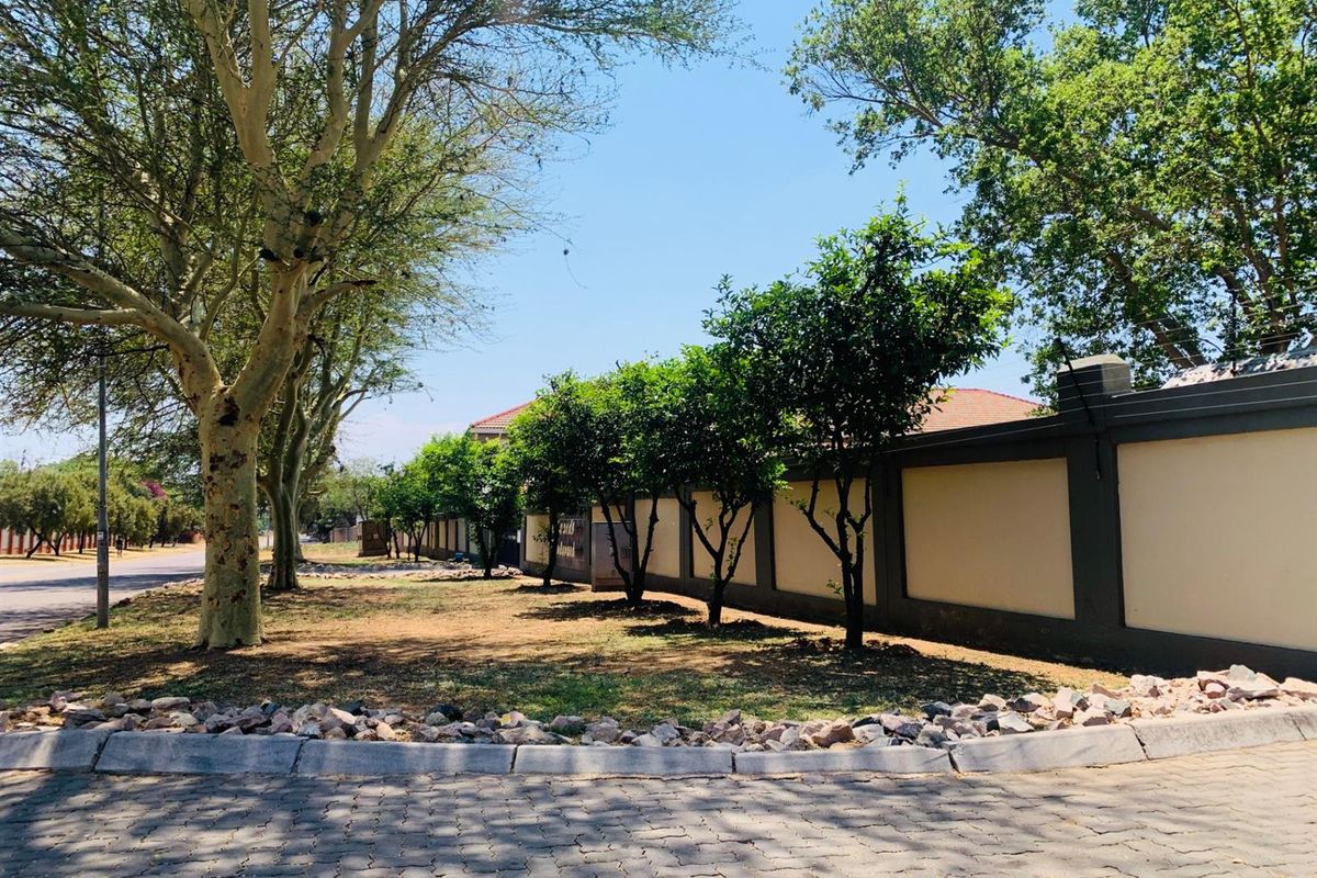 2 Bedroom Ground-floor Apartment For Sale in Heatherview, Akasia - Photo 3