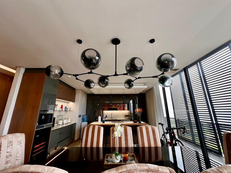 Stunning 3 Bedroom Apartment - Photo 8