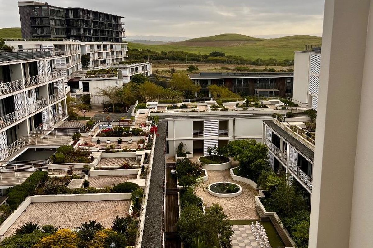 Stunning 3 Bedroom Apartment - Photo 2