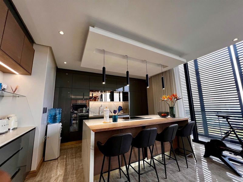 Stunning 3 Bedroom Apartment - Photo 10