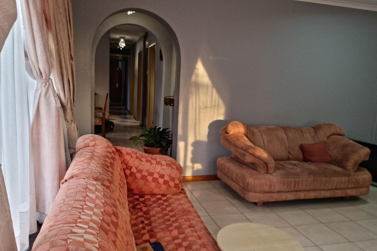 5 Bedroomed House For Sale in Welgelegen 1, Welgelegen, Parow - Photo 4