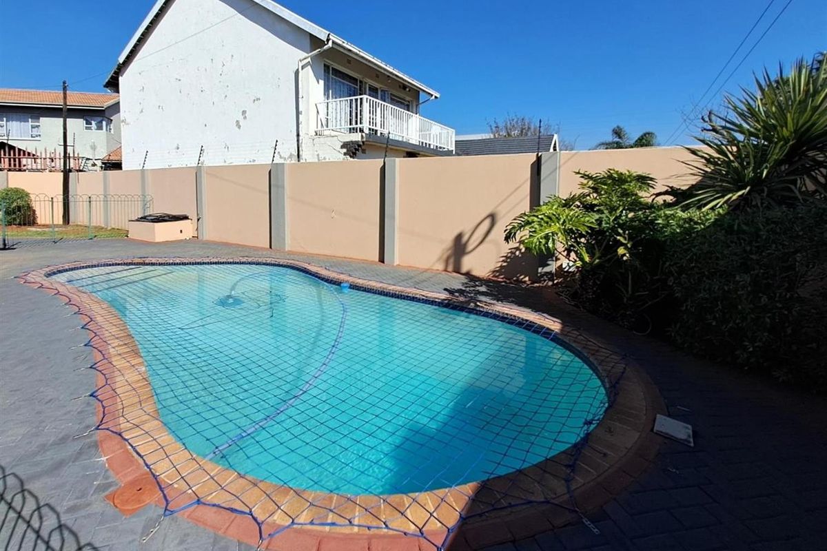 Spacious 4-Bedroom Family Home with Modern Finishes and Superb Entertainment Area - Photo 3