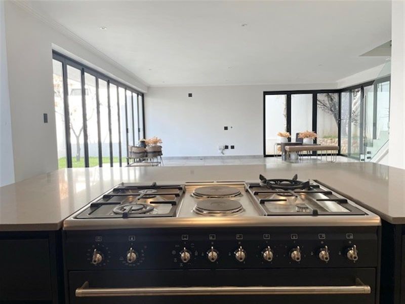 Elegant 4 Bedroom Luxury Residence with Private Garden, Staff Quarters and Upstairs Sunroom Retreat - Photo 10