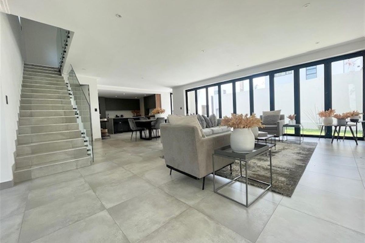 Elegant 4 Bedroom Luxury Residence with Private Garden, Staff Quarters and Upstairs Sunroom Retreat - Photo 3