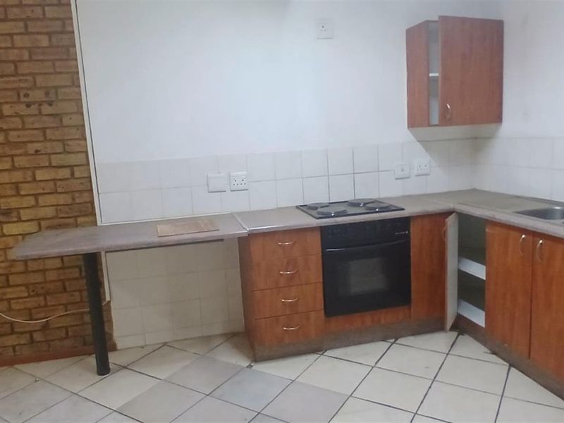 Townhouse For Sale in Honeydew, Roodepoort - Photo 4