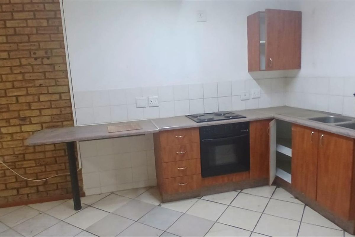 Townhouse For Sale in Honeydew, Roodepoort - Photo 4