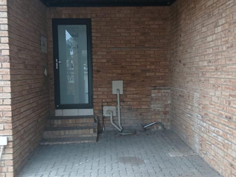 Townhouse For Sale in Honeydew, Roodepoort - Photo 3