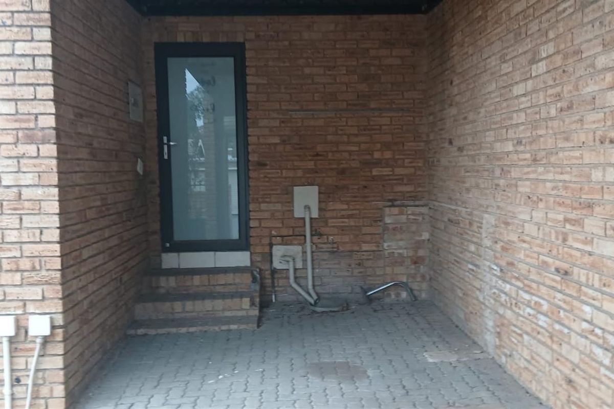 Townhouse For Sale in Honeydew, Roodepoort - Photo 3