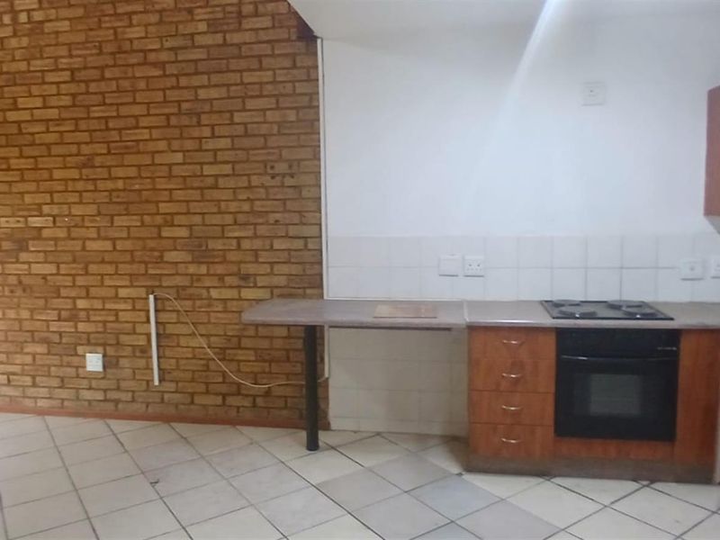 Townhouse For Sale in Honeydew, Roodepoort - Photo 2