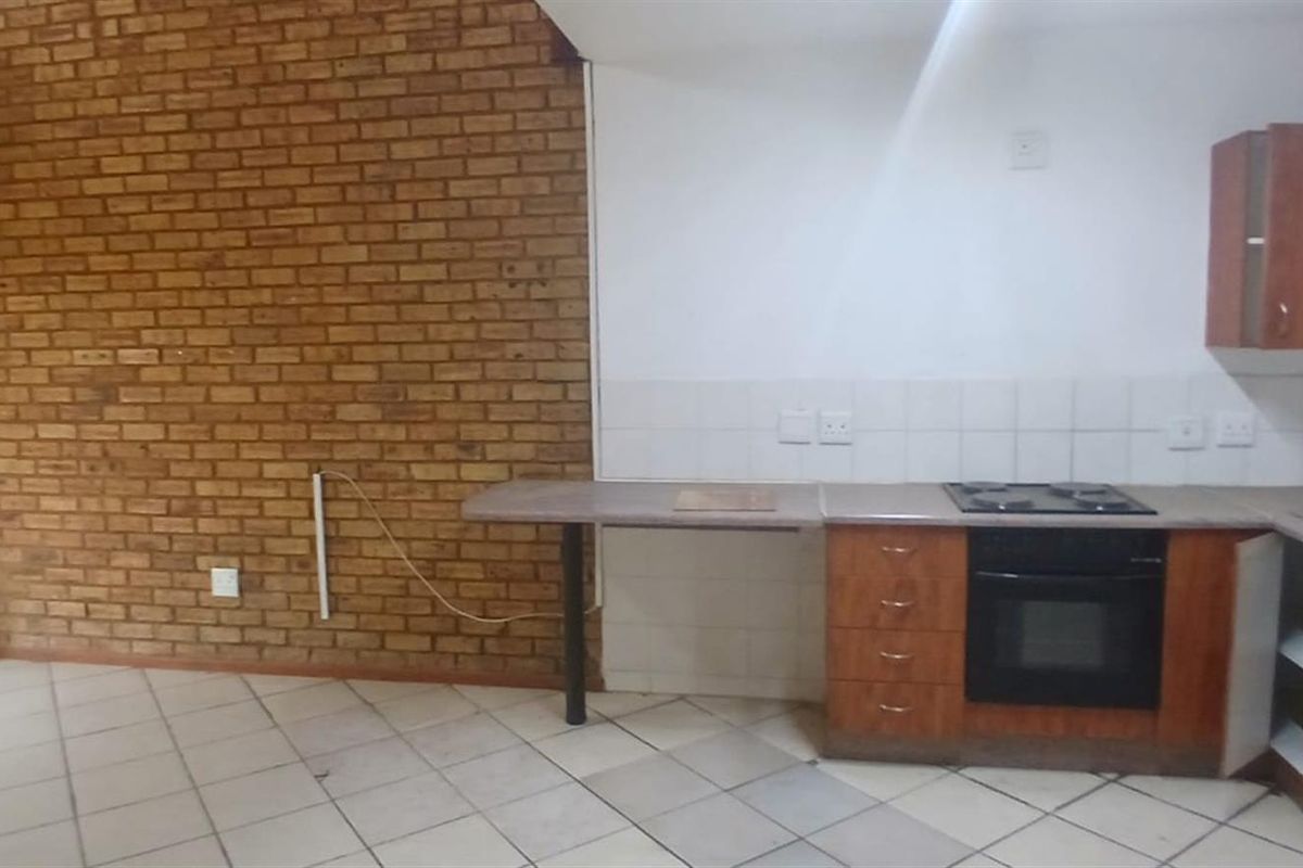 Townhouse For Sale in Honeydew, Roodepoort - Photo 2