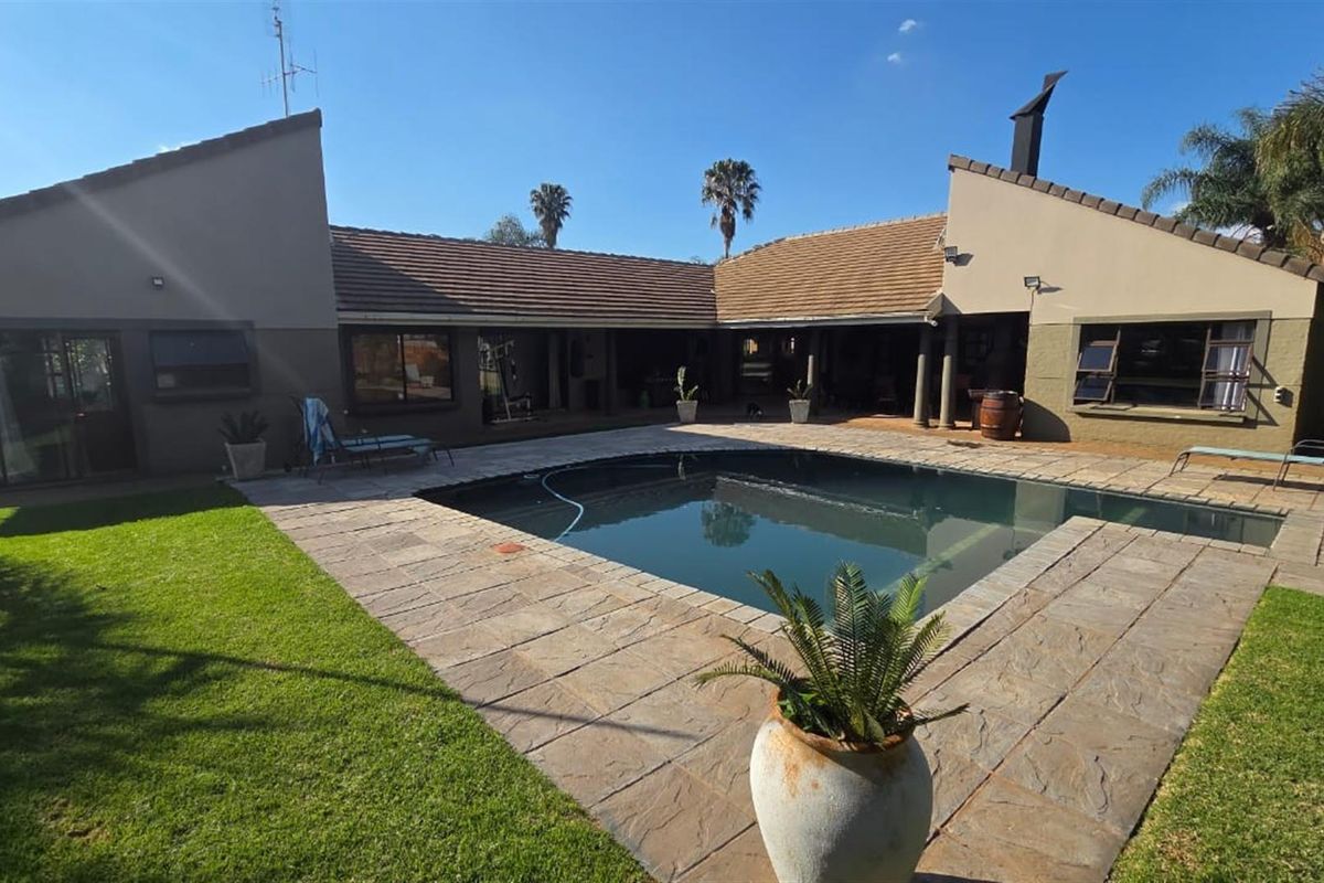 SPACIOUS 5 BEDROOM HOME WITH SOLAR, BOREHOLE AND 2 FLATS - Photo 2