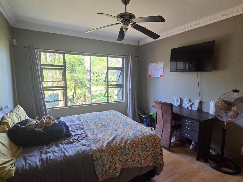 SPACIOUS 5 BEDROOM HOME WITH SOLAR, BOREHOLE AND 2 FLATS - Photo 8