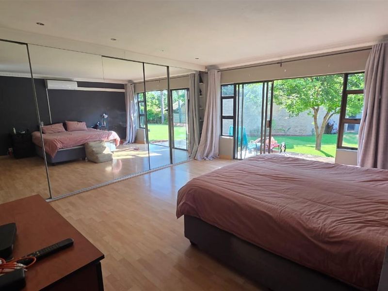 SPACIOUS 5 BEDROOM HOME WITH SOLAR, BOREHOLE AND 2 FLATS - Photo 7