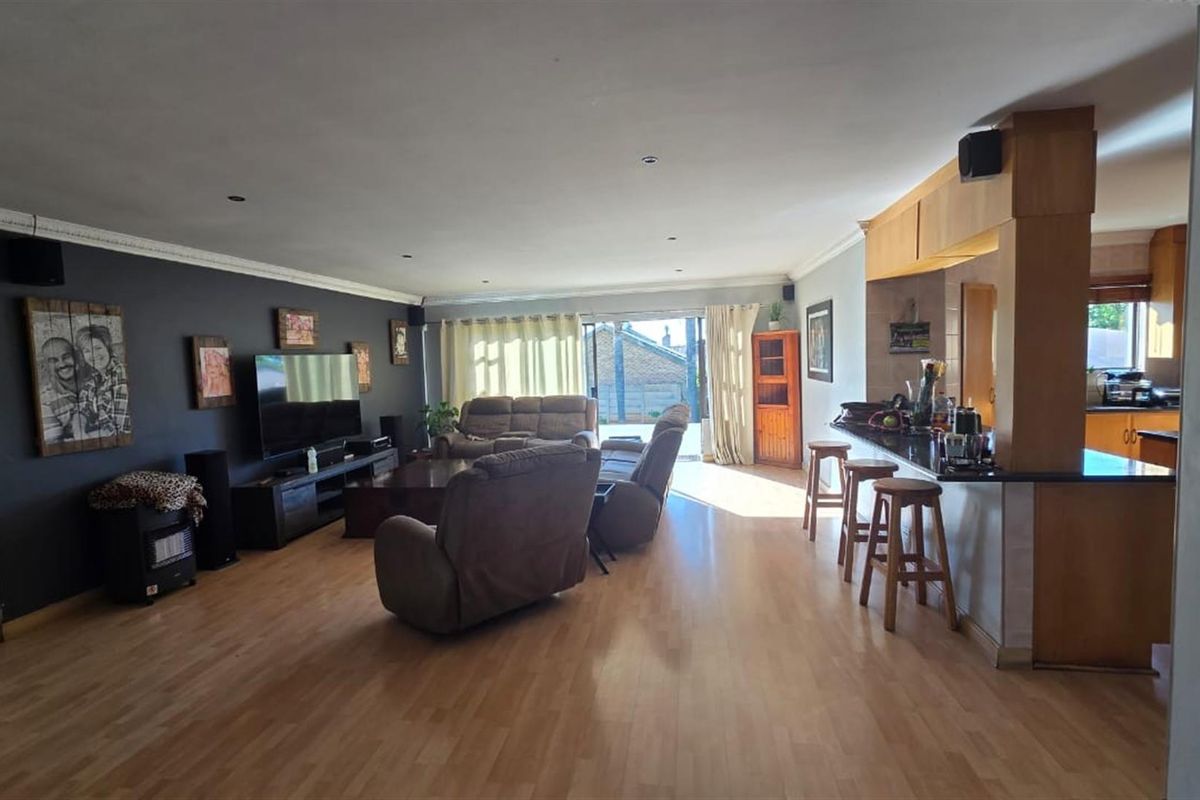 SPACIOUS 5 BEDROOM HOME WITH SOLAR, BOREHOLE AND 2 FLATS - Photo 5