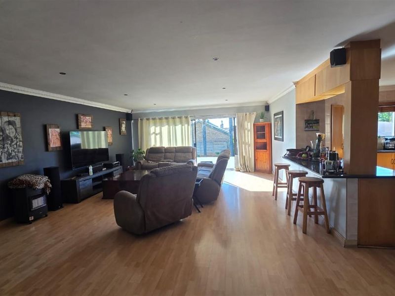 SPACIOUS 5 BEDROOM HOME WITH SOLAR, BOREHOLE AND 2 FLATS - Photo 5