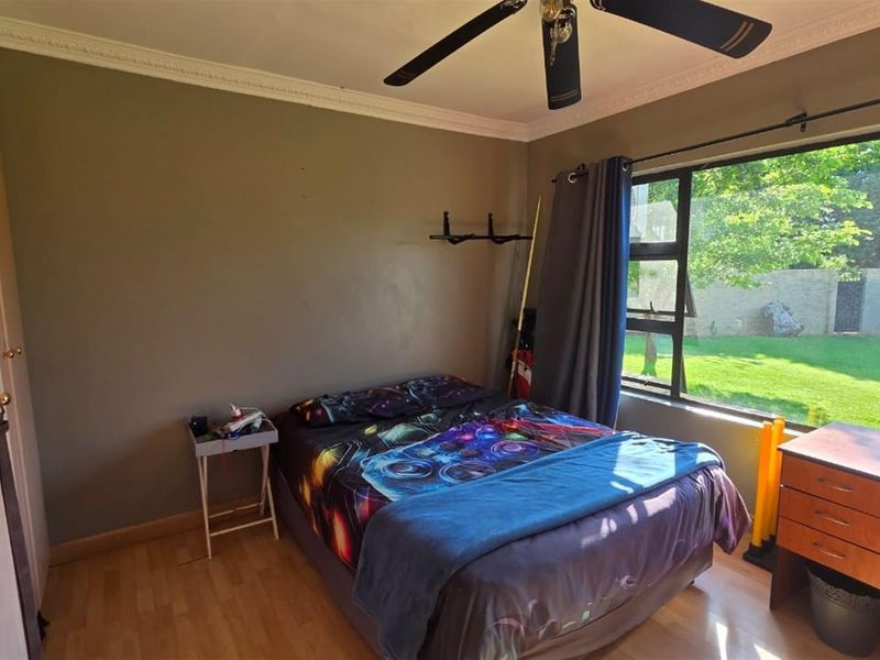 SPACIOUS 5 BEDROOM HOME WITH SOLAR, BOREHOLE AND 2 FLATS - Photo 10