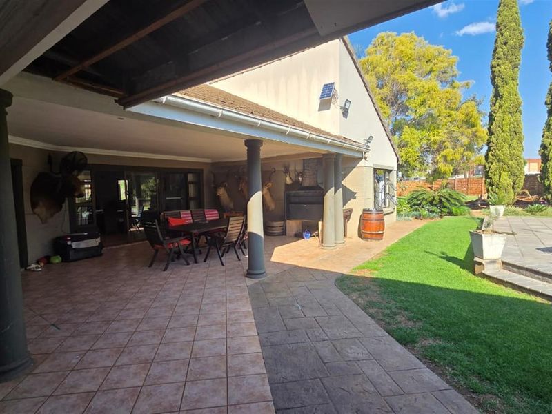 SPACIOUS 5 BEDROOM HOME WITH SOLAR, BOREHOLE AND 2 FLATS - Photo 3