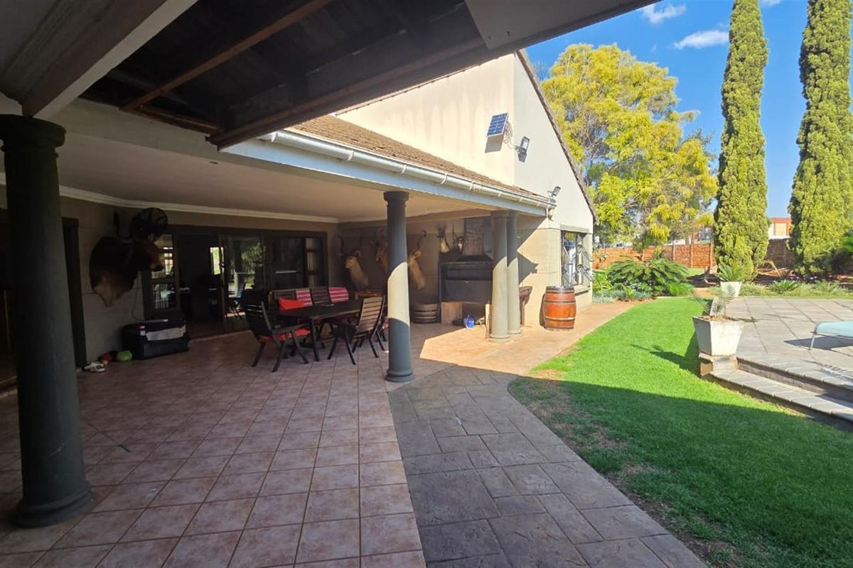 SPACIOUS 5 BEDROOM HOME WITH SOLAR, BOREHOLE AND 2 FLATS - Photo 3