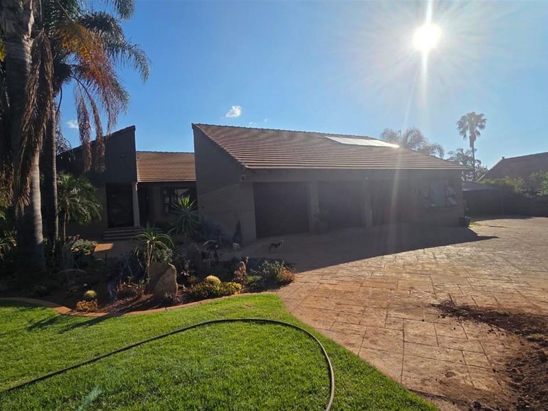 SPACIOUS 5 BEDROOM HOME WITH SOLAR, BOREHOLE AND 2 FLATS - Photo 4