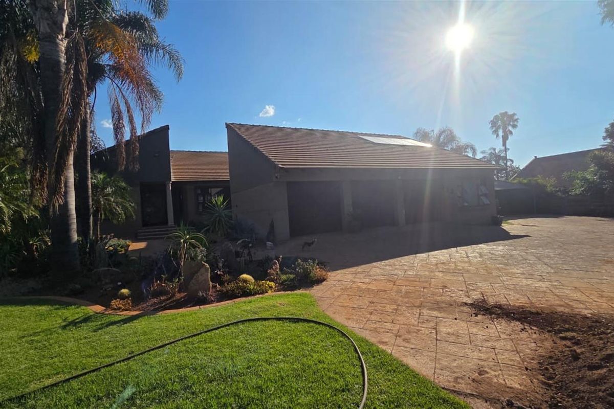 SPACIOUS 5 BEDROOM HOME WITH SOLAR, BOREHOLE AND 2 FLATS - Photo 4