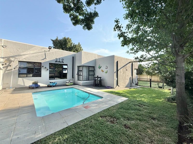 MODERN 4 BEDROOM HOUSE IN RIETVALLEIPARK - Photo 2