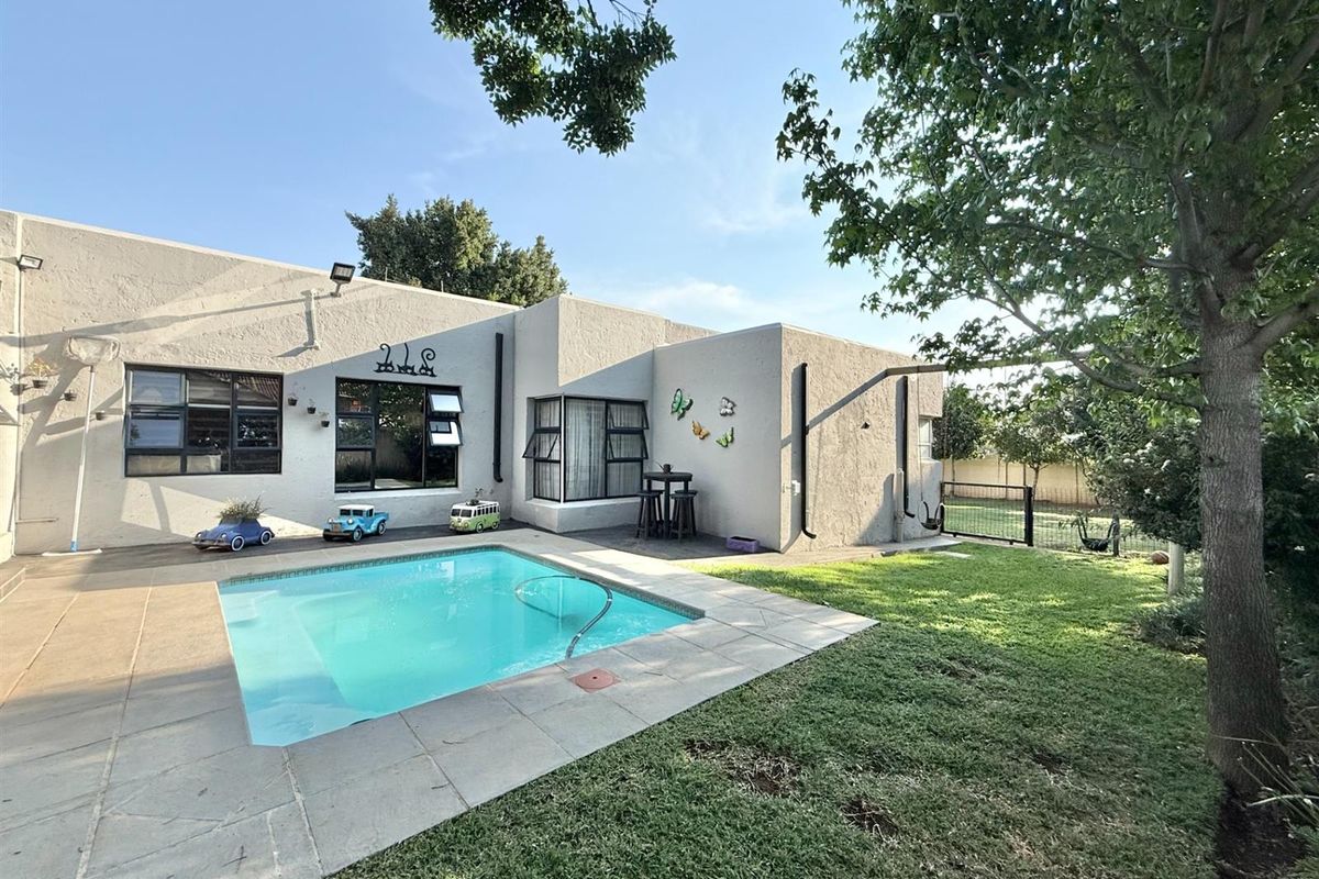 MODERN 4 BEDROOM HOUSE IN RIETVALLEIPARK - Photo 2