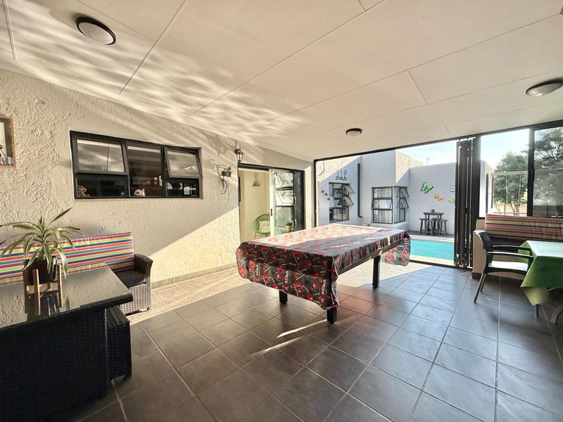 MODERN 4 BEDROOM HOUSE IN RIETVALLEIPARK - Photo 7