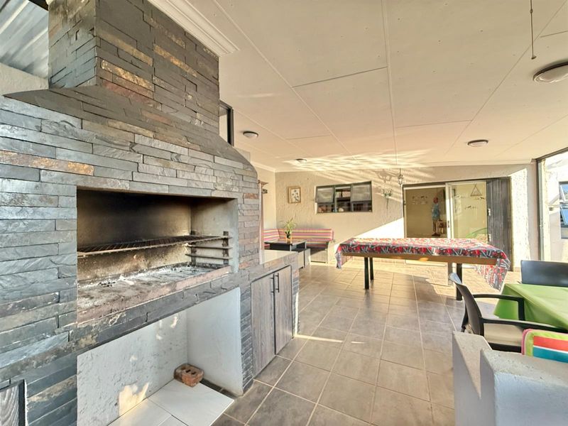 MODERN 4 BEDROOM HOUSE IN RIETVALLEIPARK - Photo 5