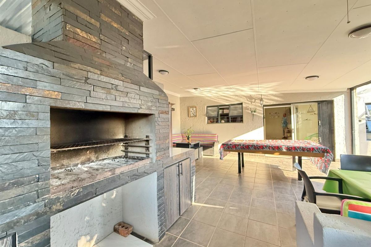 MODERN 4 BEDROOM HOUSE IN RIETVALLEIPARK - Photo 5