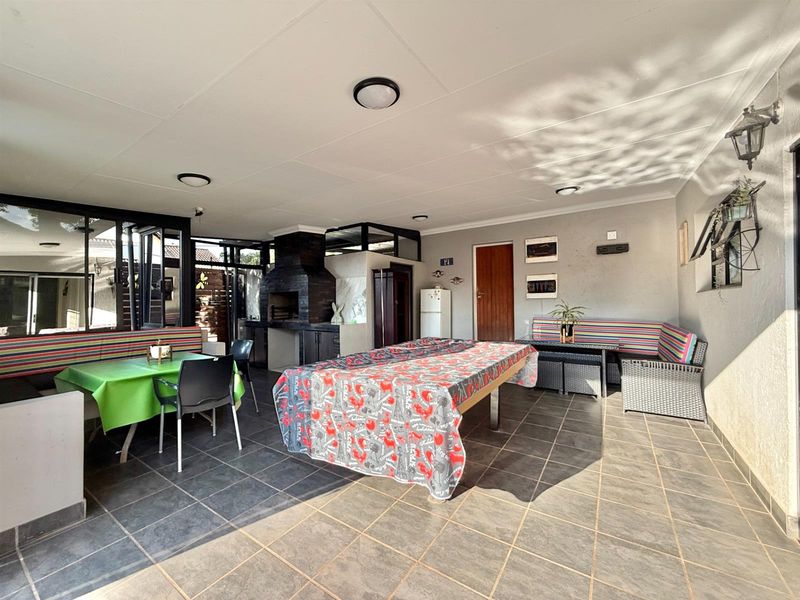 MODERN 4 BEDROOM HOUSE IN RIETVALLEIPARK - Photo 4