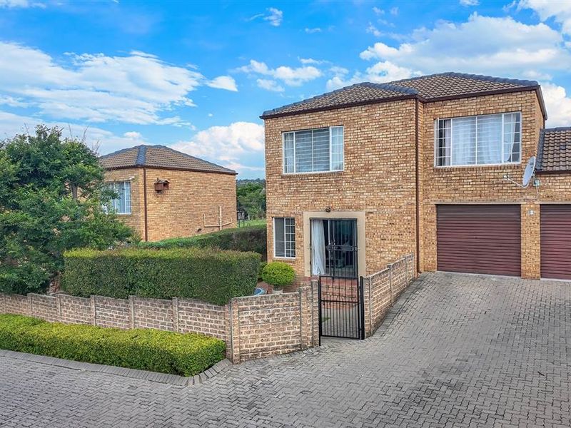 Townhouse For Sale in Honeydew Manor, Roodepoort - Photo 1