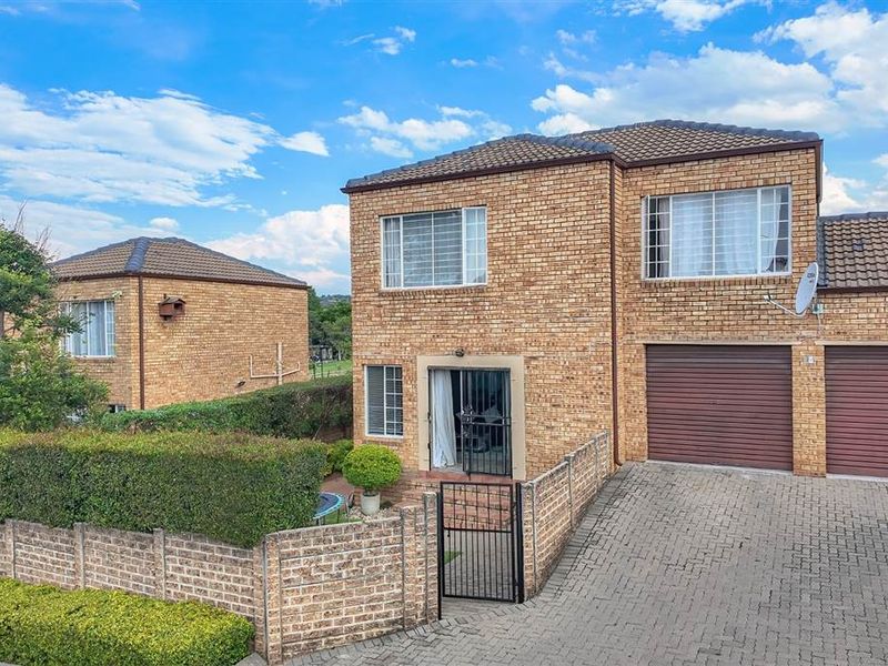 Townhouse For Sale in Honeydew Manor, Roodepoort - Photo 2