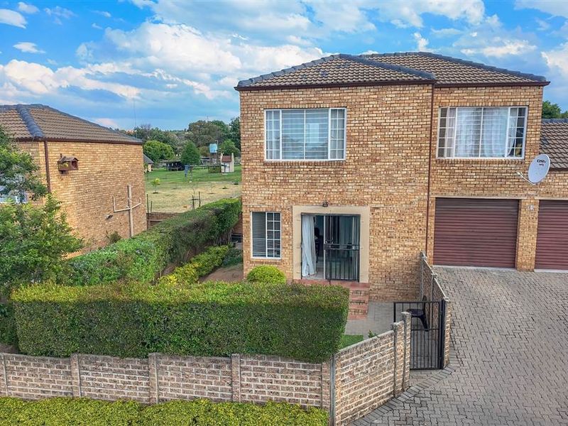Townhouse For Sale in Honeydew Manor, Roodepoort - Photo 3