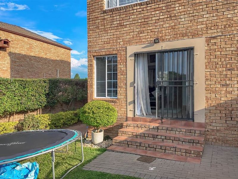 Townhouse For Sale in Honeydew Manor, Roodepoort - Photo 4