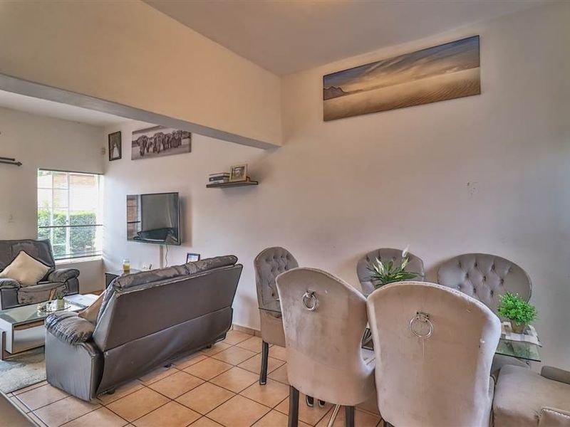 Townhouse For Sale in Honeydew Manor, Roodepoort - Photo 9