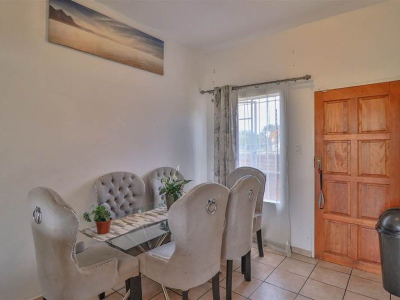 Townhouse For Sale in Honeydew Manor, Roodepoort - Photo 8
