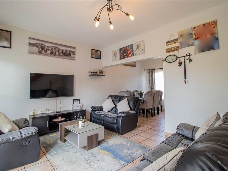 Townhouse For Sale in Honeydew Manor, Roodepoort - Photo 6
